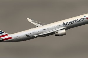 Самолет на American Airlines изпълняващ полет за Лондон от Маями