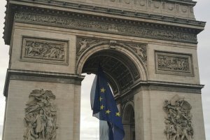 Голямо знаме на Европейския съюз издигнато на Триумфалната арка в