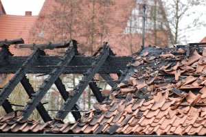Покрив на заведение до бл 13 в Студентския град в София изгоря