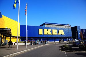 Търговската мебелна верига Ikea във Великобритания въведе финансови санкции за