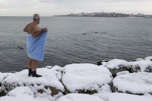 Най обилните снеговалежи наблюдавани от десетилетия насам поставиха живота в Истанбул на пауза