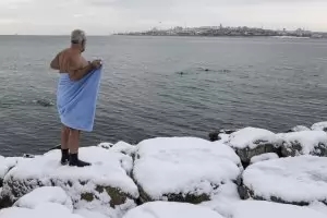 Обилен снеговалеж постави живота в Истанбул на пауза