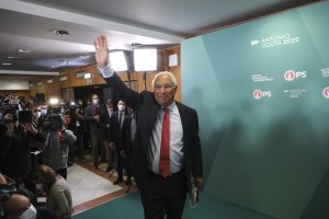 Социалистите спечелиха изненадващо убедително предсрочните парламентарни избори в Португалия Партията