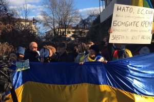 Няколко десетки души се включиха в мирни протести пред руското