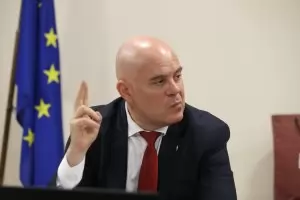 Гешев запрати в странство кюлчетата и пачките