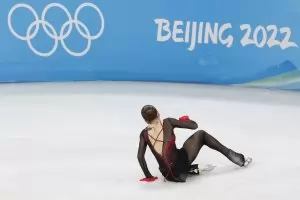 Валиева се срина от олимпийския връх още преди МОК да опита да я свали
