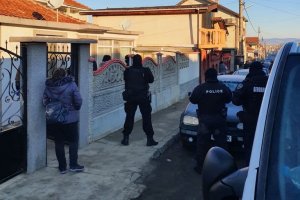 Полиция и жандармерия блокираха Карнобат от рано сутринта  Те влязоха в ромската