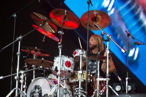 Барабанистът на американската рок група Foo Fighters Тейлър Хокинс е