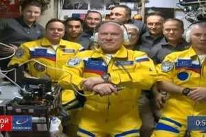 Трима руски космонавти пристигнаха в петък вечерта на Международната космическа