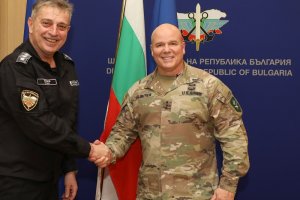 Командирът на Сухопътното командване на НАТО ген лейт  Роджър Клутиер пристигна изненадващо в