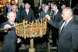 Стартира петиция до патриарх Неофит за отнемане на орден от Путин