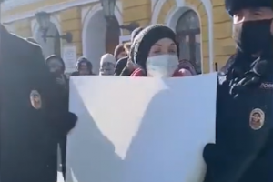 Репресиите срещу антивоенните демонстранти в Русия придобиват абсурден характер Днес