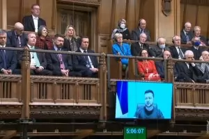 Британските депутати аплодираха на крака Зеленски