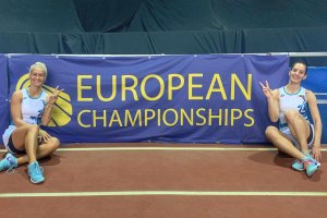 Европейските шампионки по бадминтон при женските двойки Габриела и Стефани