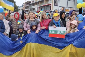Въпреки проливния дъжд голяма група украинци се събра в центъра