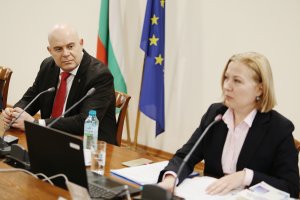 Искането на правосъдния министър Надежда Йорданова за предсрочното прекратяване на