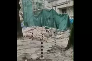Огромна фасада се срути в центъра на София