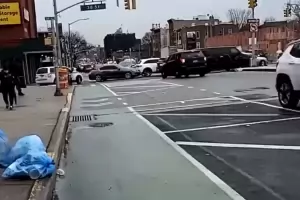 Двама се издирват за стрелбата в метрото в Бруклин