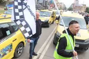 ГЕРБ предлага всички българи да плащат за такситата в София