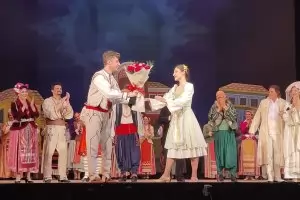 Баритон предложи брак на танцьорка пред публиката в Оперетата