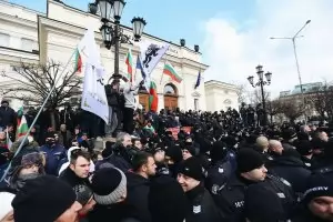 ПП оправда с  „Възраждане“ решетките на входа на НС