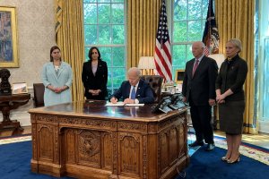 Американският президент Джо Байдън подписа тази вечер закона за ленд лийза
