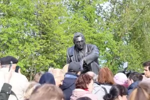 Издигнаха паметник на Щирлиц