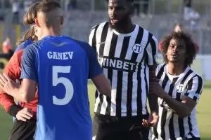 Ас на "Наполи" подкрепи играч от Първа лига за расистки скандал