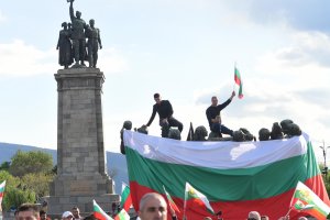 Български знамена бяха развети тази вечер върху Паметника на съветската армия ПСА