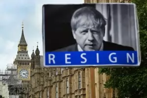 Депутатите на Борис Джонсън искат да го принудят да подаде оставка