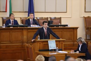 Дебатът по вота на недоверие към кабинета внесен от ГЕРБ