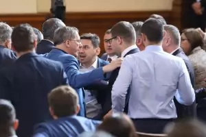 Депутатите отново почти стигнаха до бой в пленарната зала