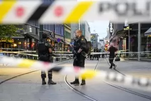 Стрелба в 3 заведения в Осло с двама убити се разследва като тероризъм