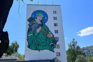 Гигантски стенопис на една от най популярните покровителки на украинските бойци беше нарисуван