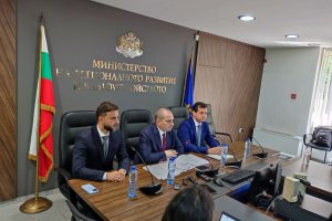 Строителният министър Гроздан Караджов отрече да е искал още 3