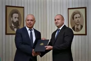 Радев връчи мандата на БСП с похвала за поведението й във властта