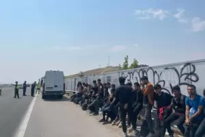 56 бежанци от Афганистан са задържани на АМ "Тракия"