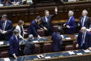 Марио Драги подаде оставка под аплодисменти в парламента