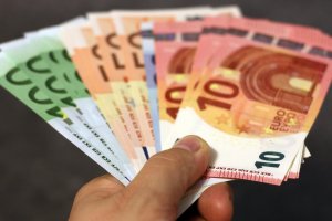Еврото се срина за кратко днес под цената на щатския долар