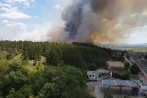 Пожарът край Казанлък затвори участък от Подбалканския път