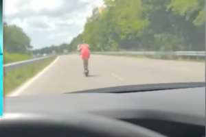 Видео на момиче което кара електрическа тротинетка на скоростен път