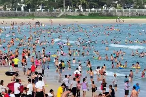 Китай блокира 80 000 курортисти заради COVID-19