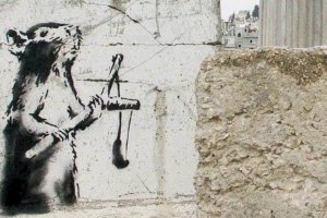Творба на британския графити артист Банкси нарисувана на бетонната стена