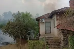 Дюни, гори и къщи горят из България