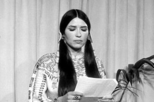 Американската актриса и активистка от коренното население Сашийн Малкото перо