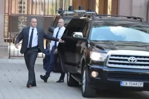 Президентът бе посрещнат с викове "оставка" от протеста #ГАZwithme