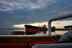 Единственото нефтено пристанище на България е дадено от ГЕРБ на  Лукойл