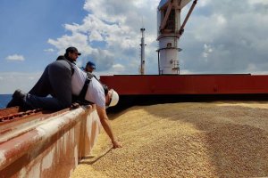 Товарният кораб Razoni превозващ зърно от Украйна под флага на