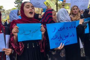 Група тийнейджърки излязоха днес по улиците на столицата на афганистанската
