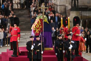 Невероятната опашка за поклонение пред кралица Елизабет Втора в Лондон